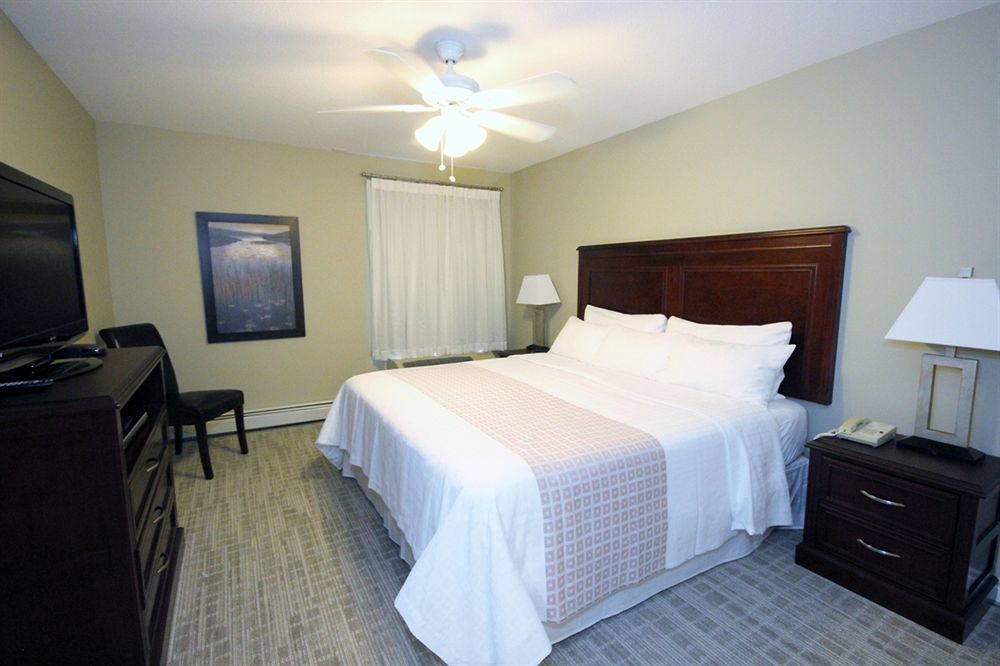 Canterra Suites Hotel Эдмонтон Экстерьер фото