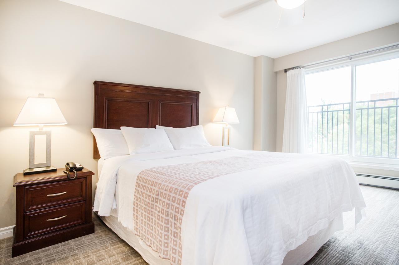 Canterra Suites Hotel Эдмонтон Экстерьер фото