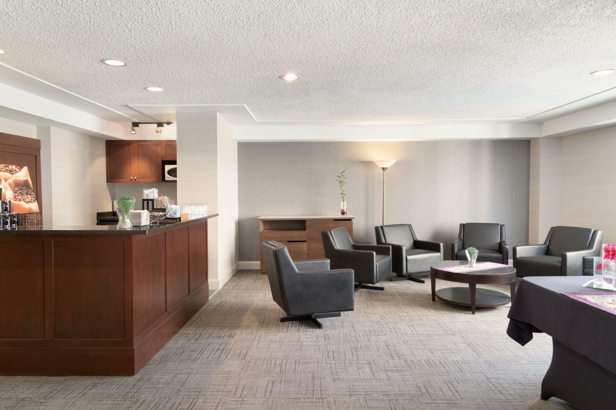Canterra Suites Hotel Эдмонтон Экстерьер фото